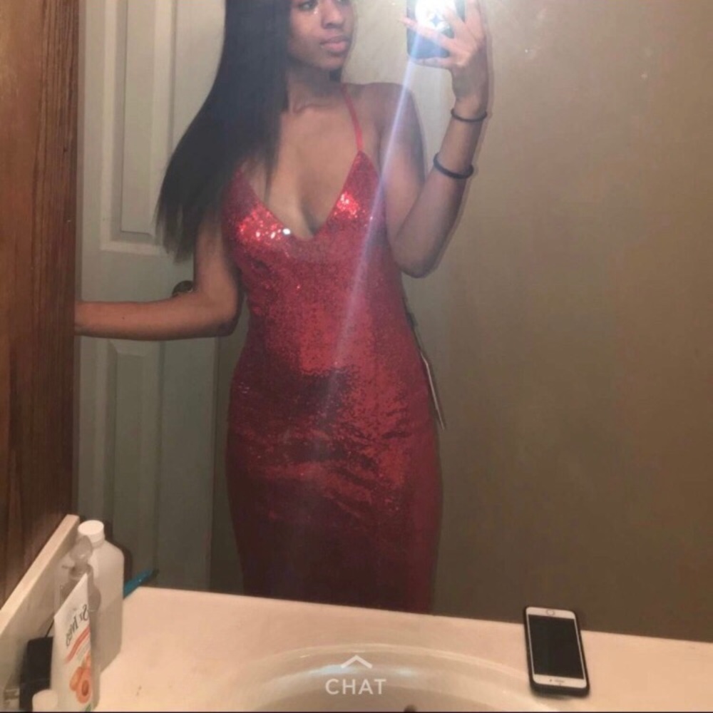 Beautiful RED prom dress - Picture 3 of 4